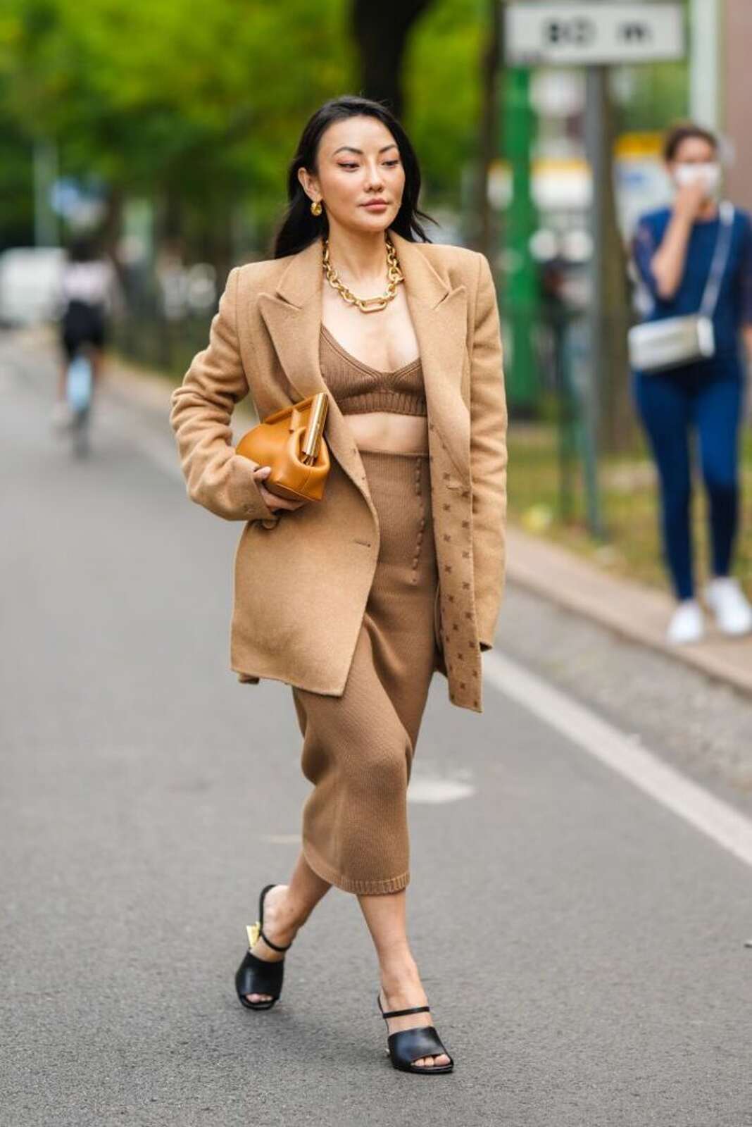 Mujer con un look beige en tonos naturales