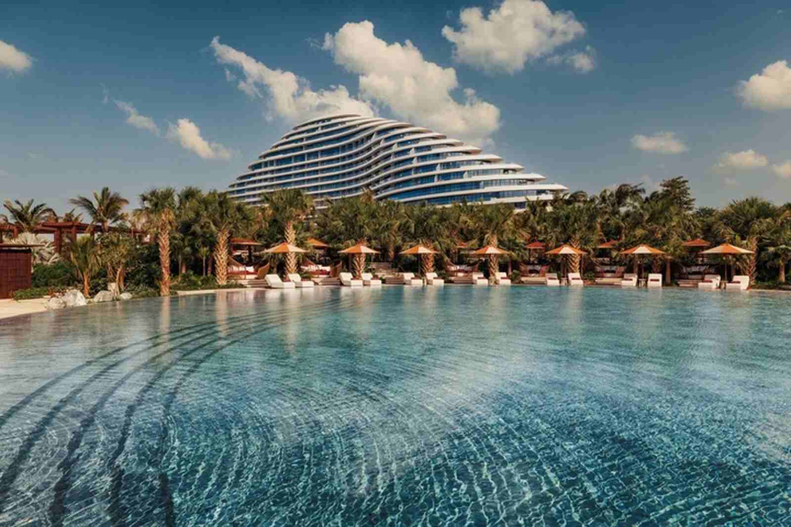 Piscina del nuevo hotel de lujo en Dub&aacute;i