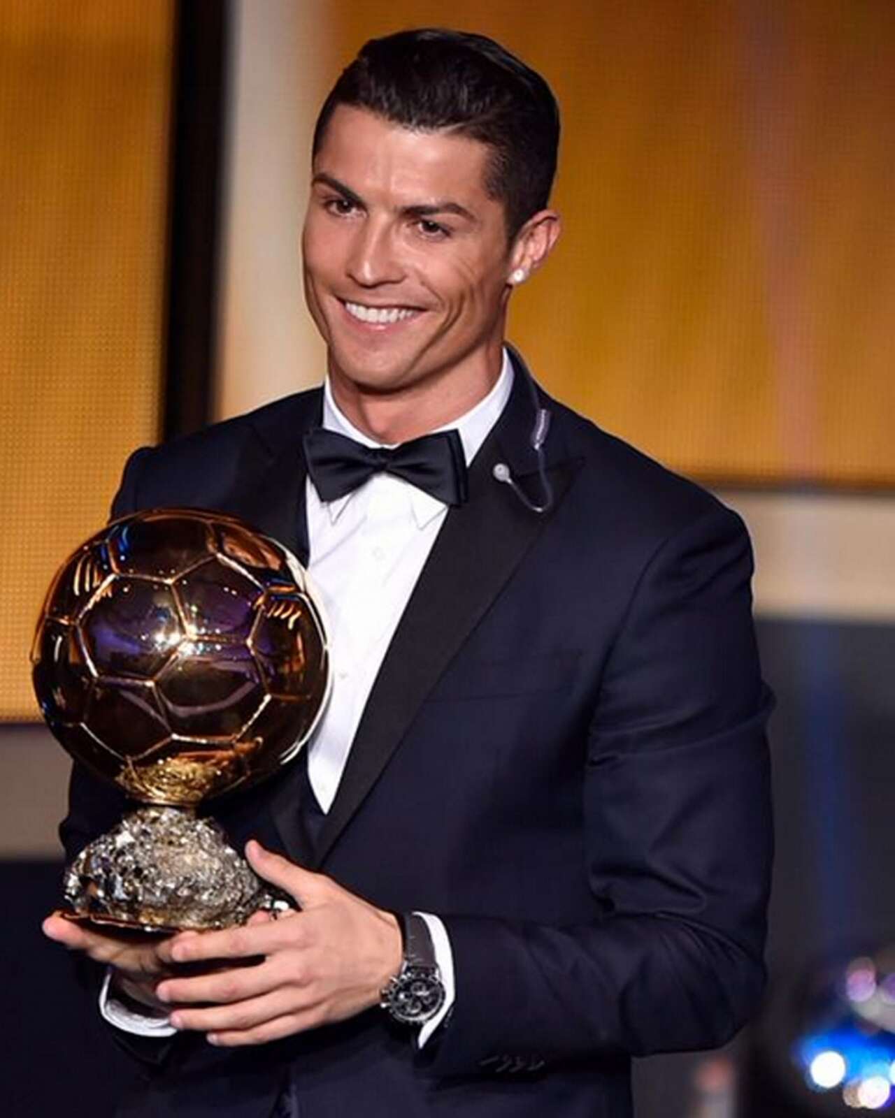 Cristiano Ronaldo con un trof&eacute;o