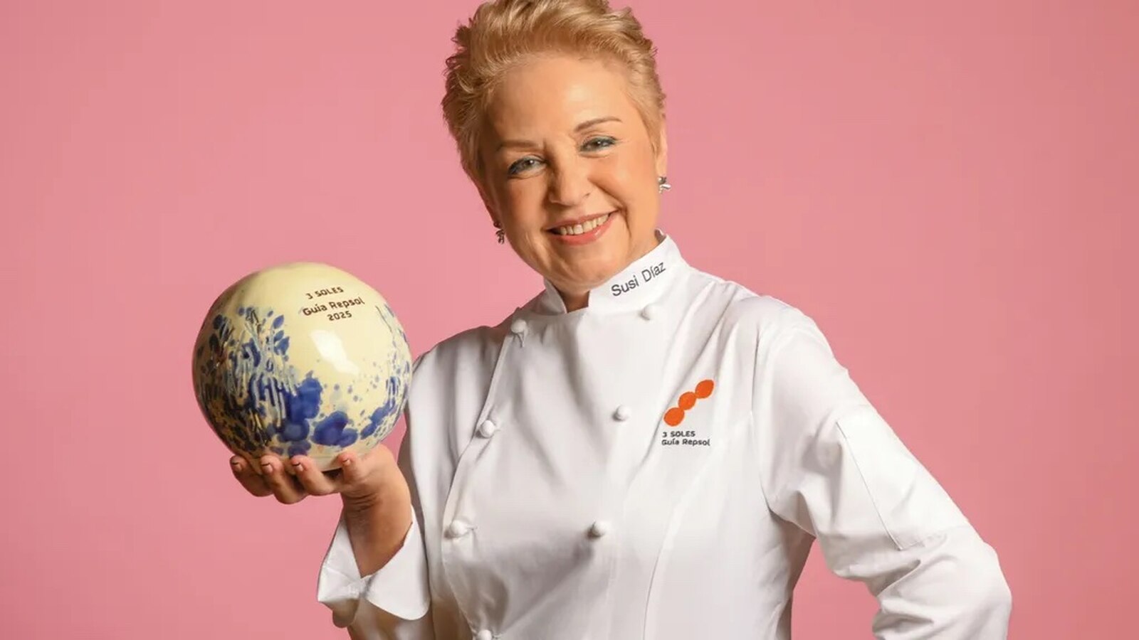 Susi D&iacute;az con su premio 3 Sol Repsol