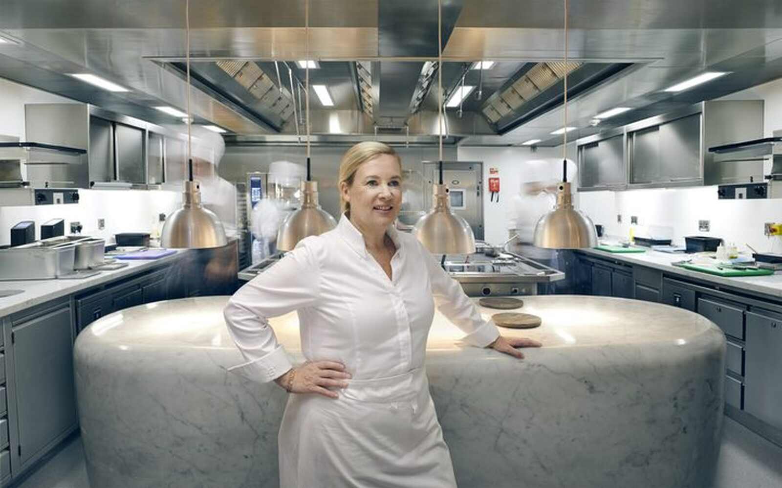 Helene Darroze posando en su cocina