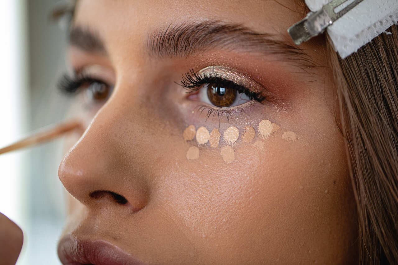 corrector ojos mirada cansada