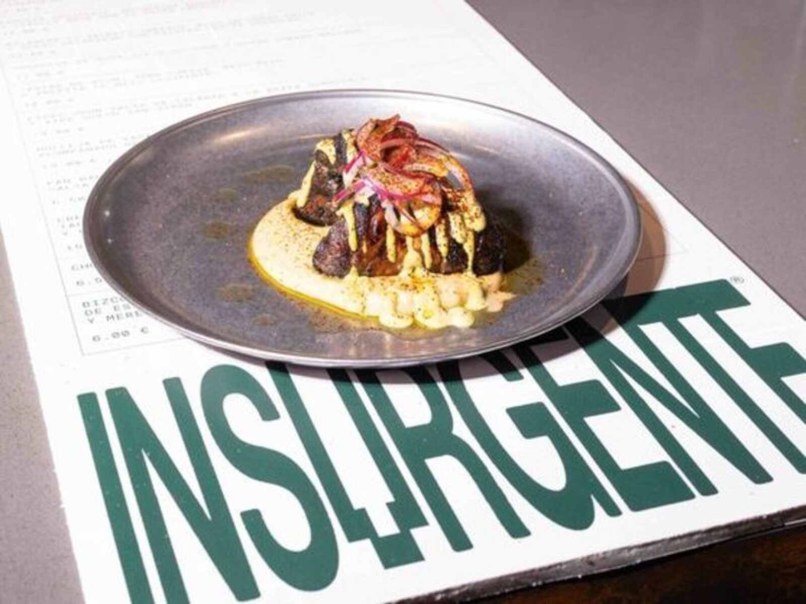 Plato de Insurgente, uno de los restaurantes en mercados de Madrid