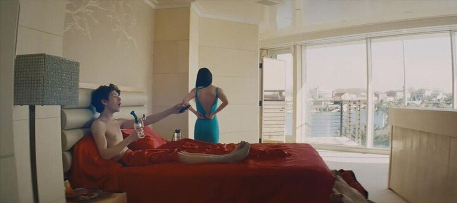 Escena de 'Anora' en la habitaci&oacute;n