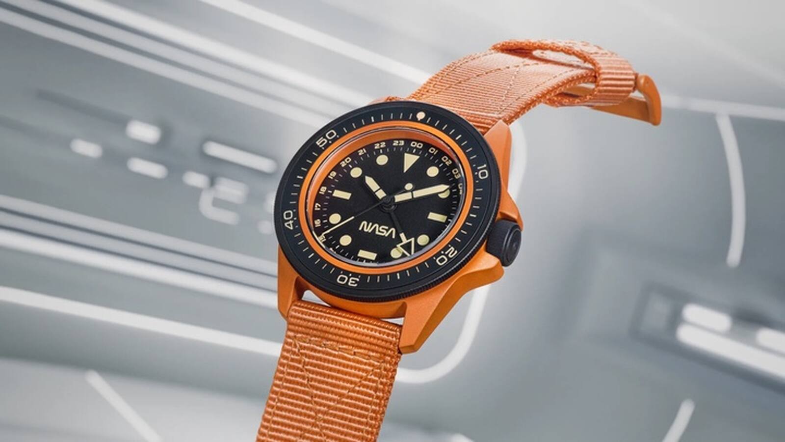 Reloj naranja con el logo de la NASA