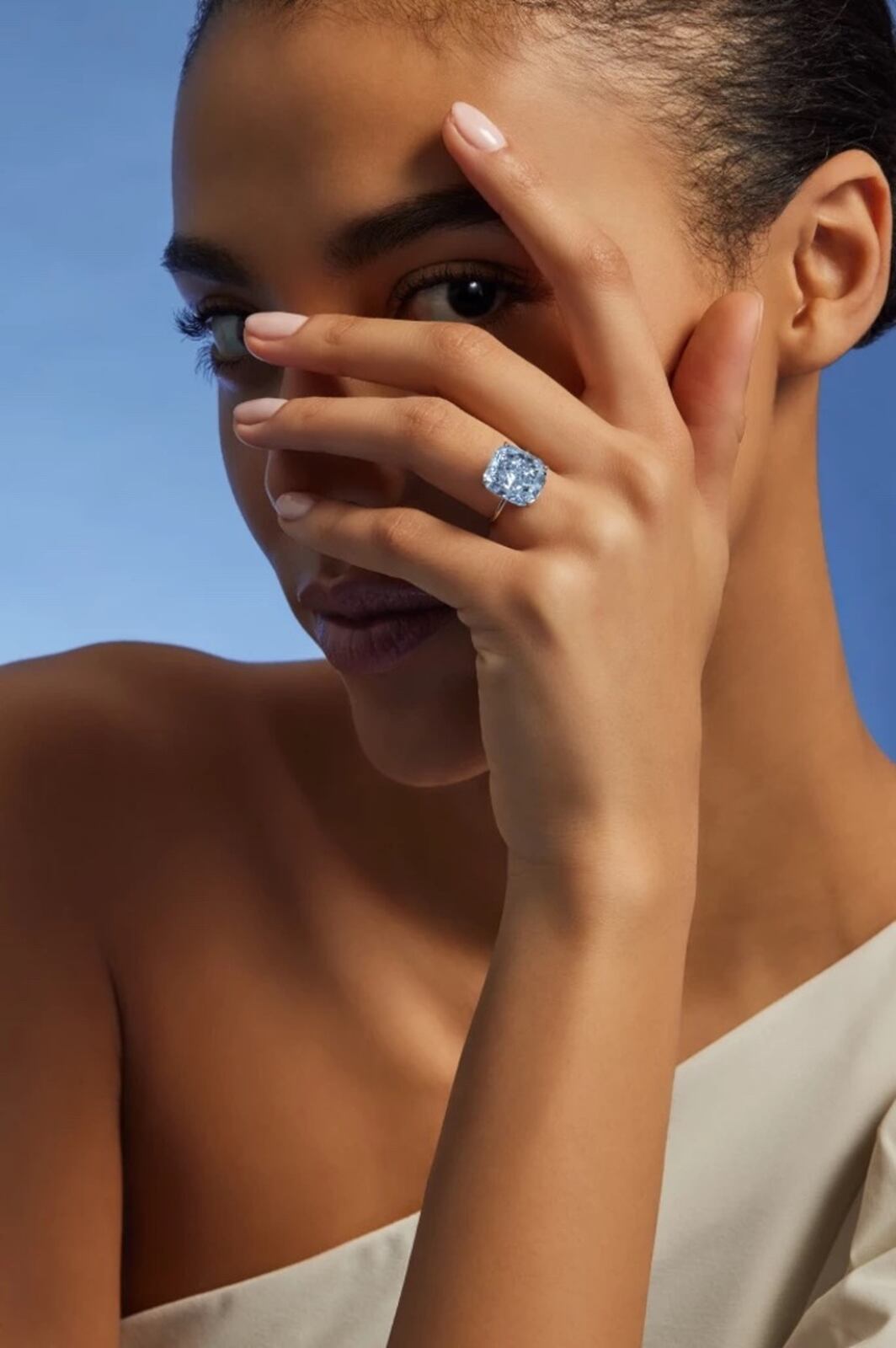 Anillo con el diamante azul a subasta