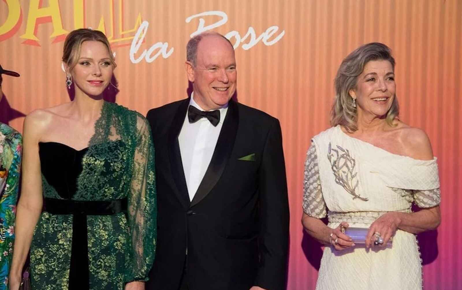 Carolina de M&oacute;naco posando con Alberto de M&oacute;naco en el Baile de la Rosa