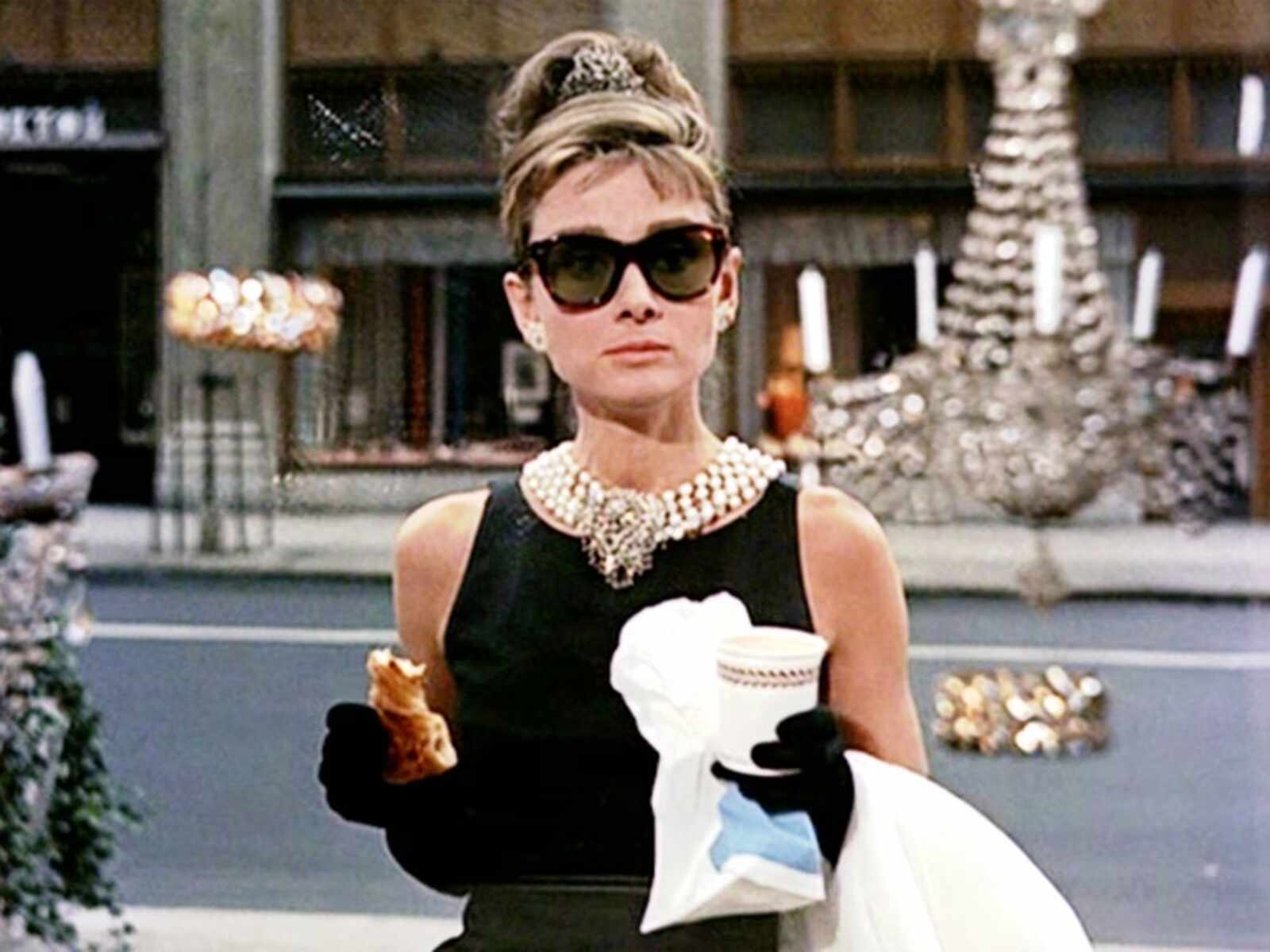 Audrey Hepburn desayunando enfrente de Tiffany's