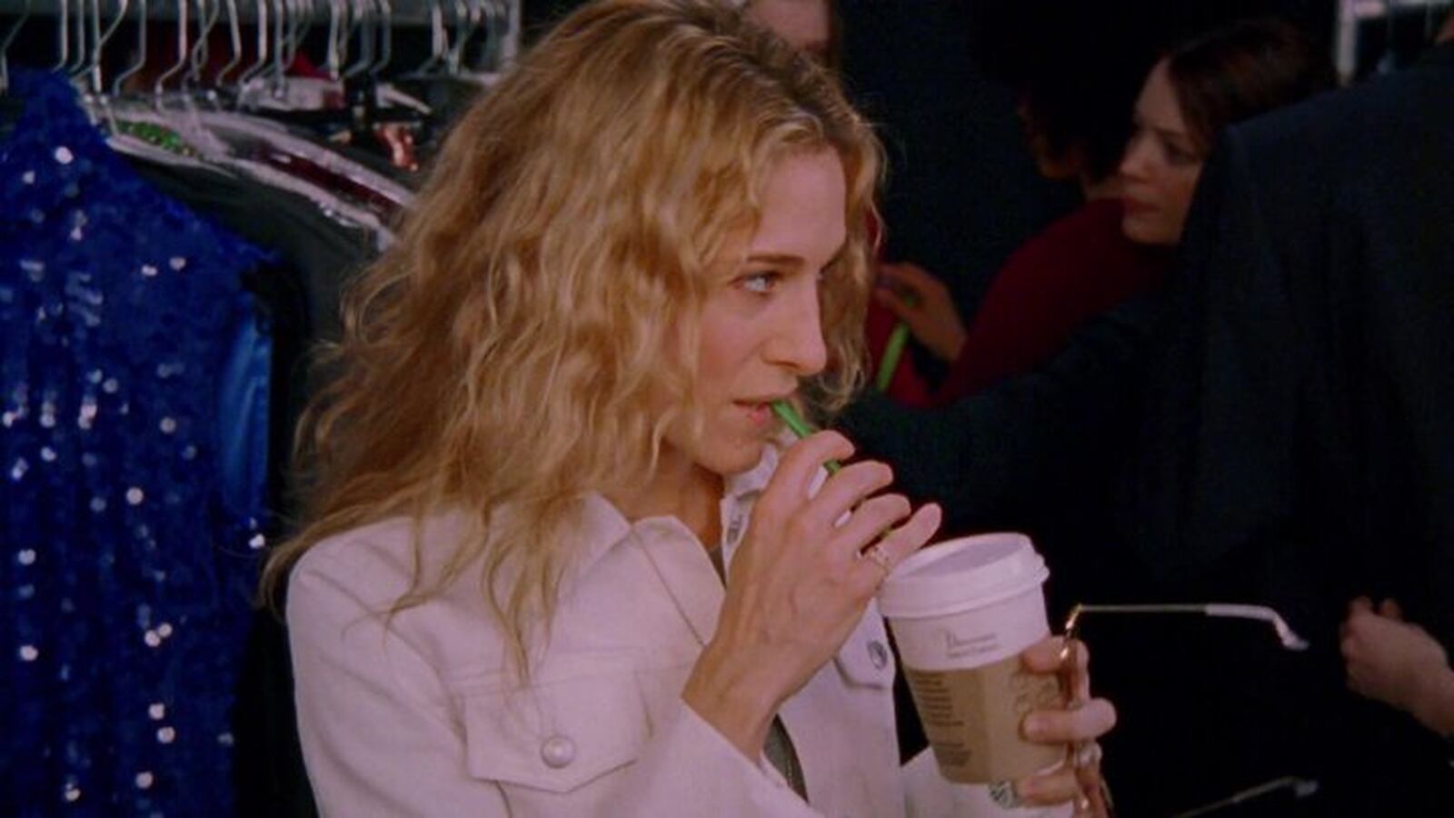 Carrie Bradshaw bebiendo caf&eacute;