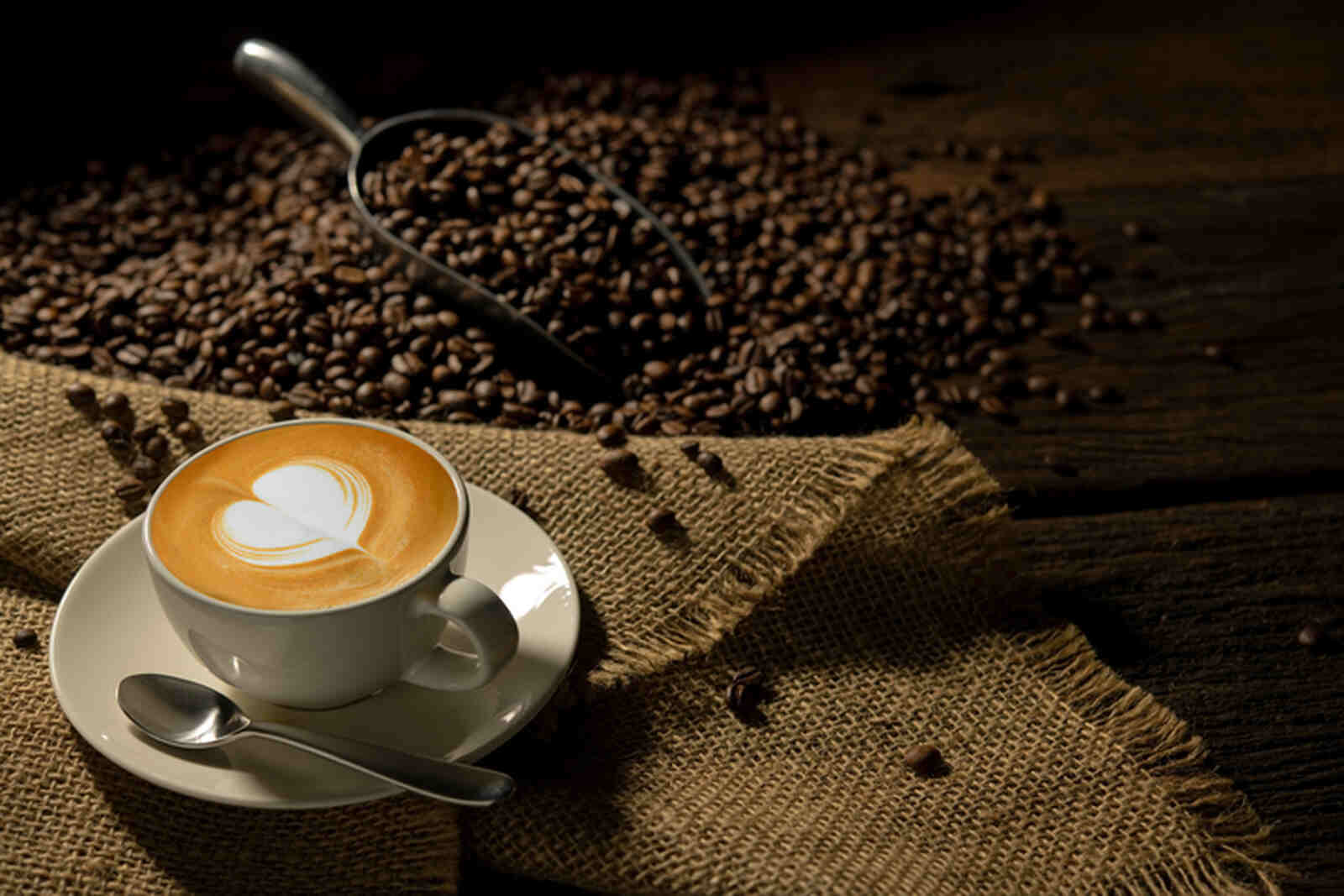 Caf&eacute; con granos al lado