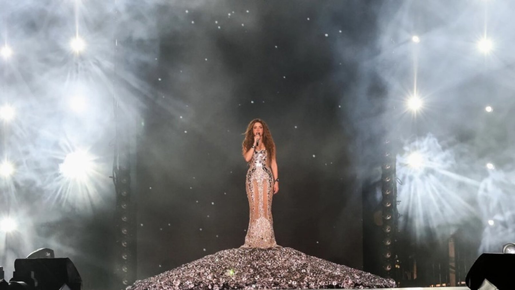 Shakira sobre el escenario en su nueva gira