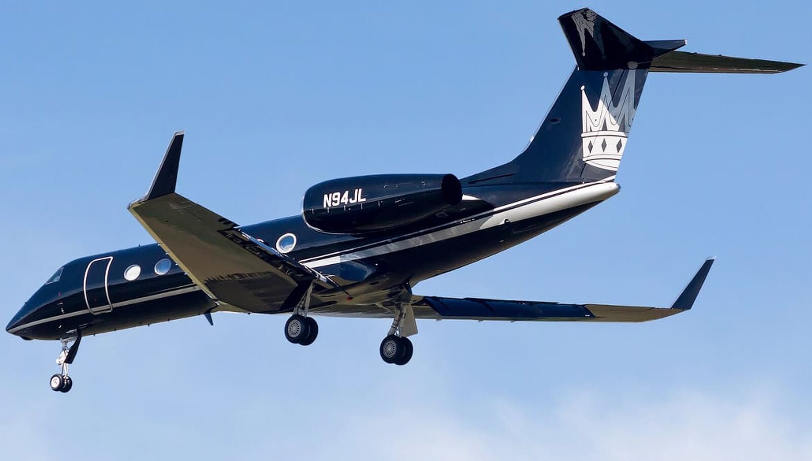 Avión negro de lujo