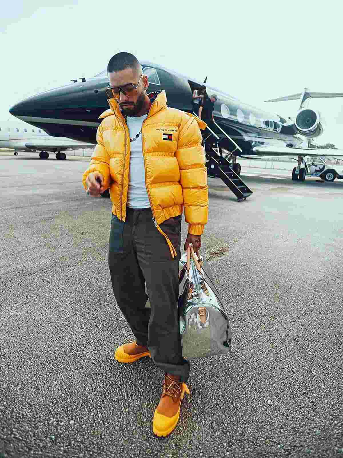 Maluma posando con su jet privado