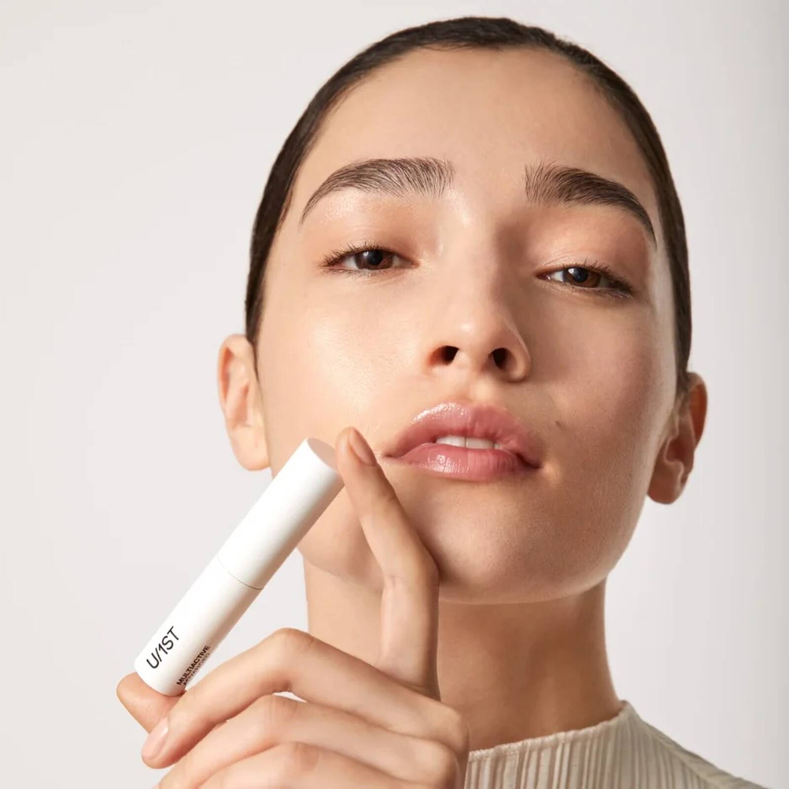 Modelo con un serum para piel satinada