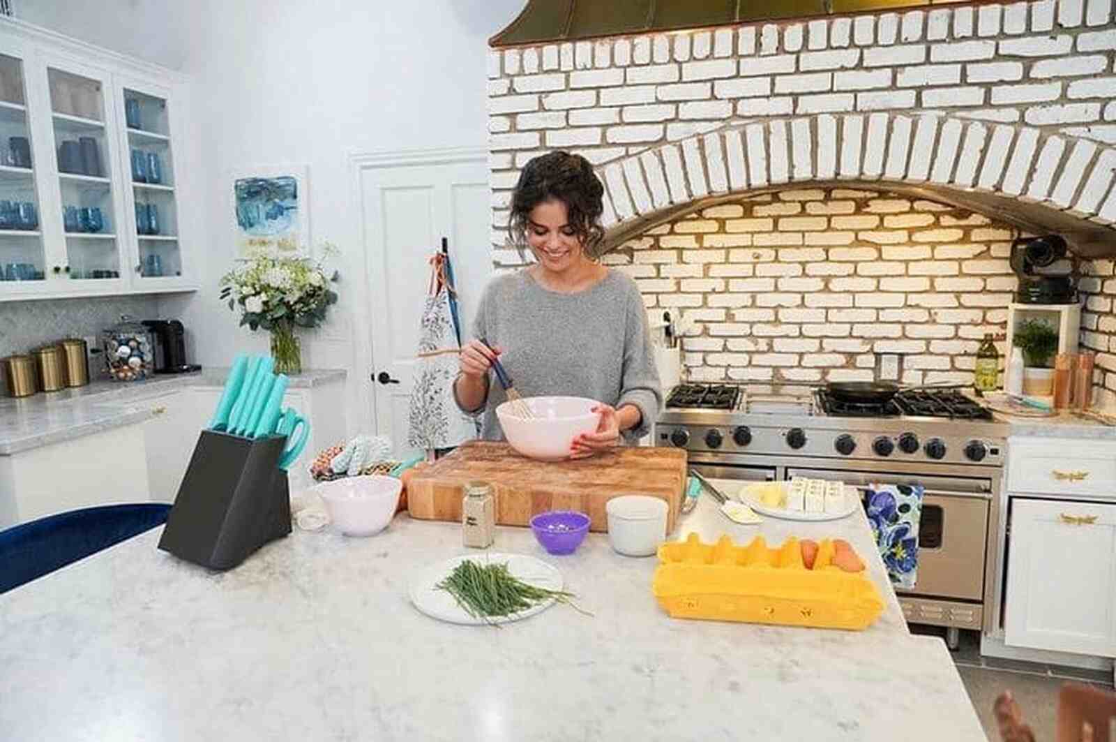 Selena G&oacute;mez cocinando en su cocina