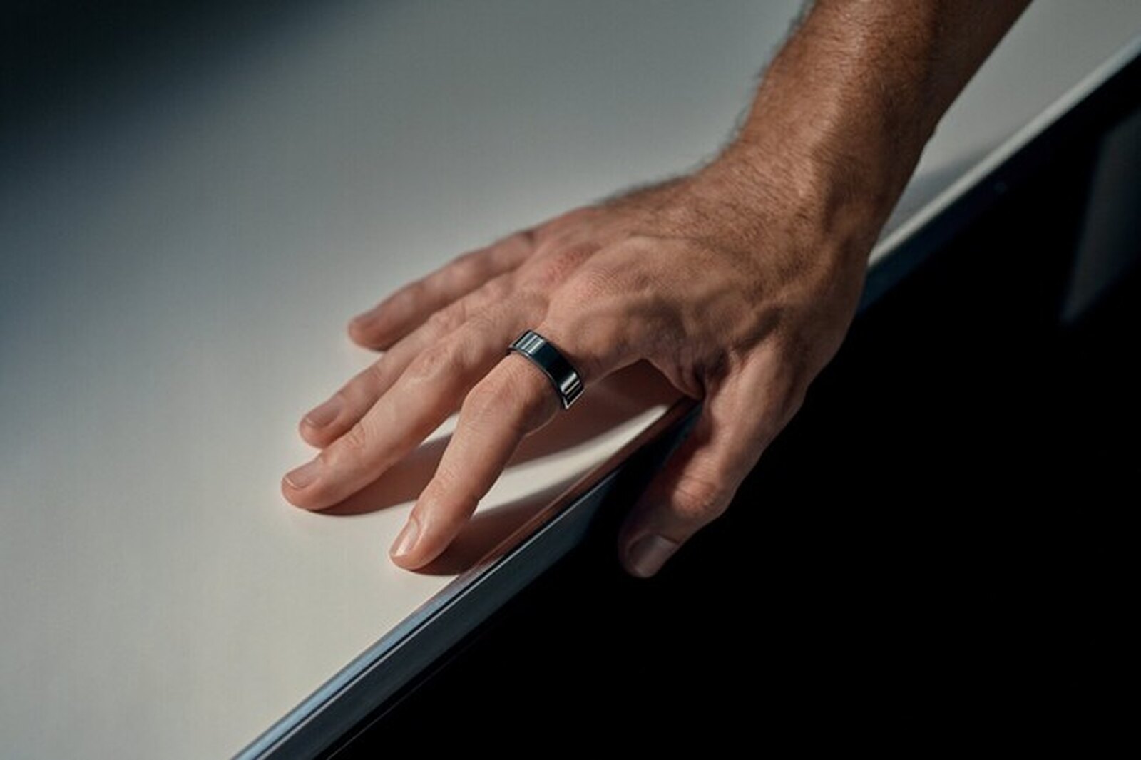 Anillo inteligente en mano