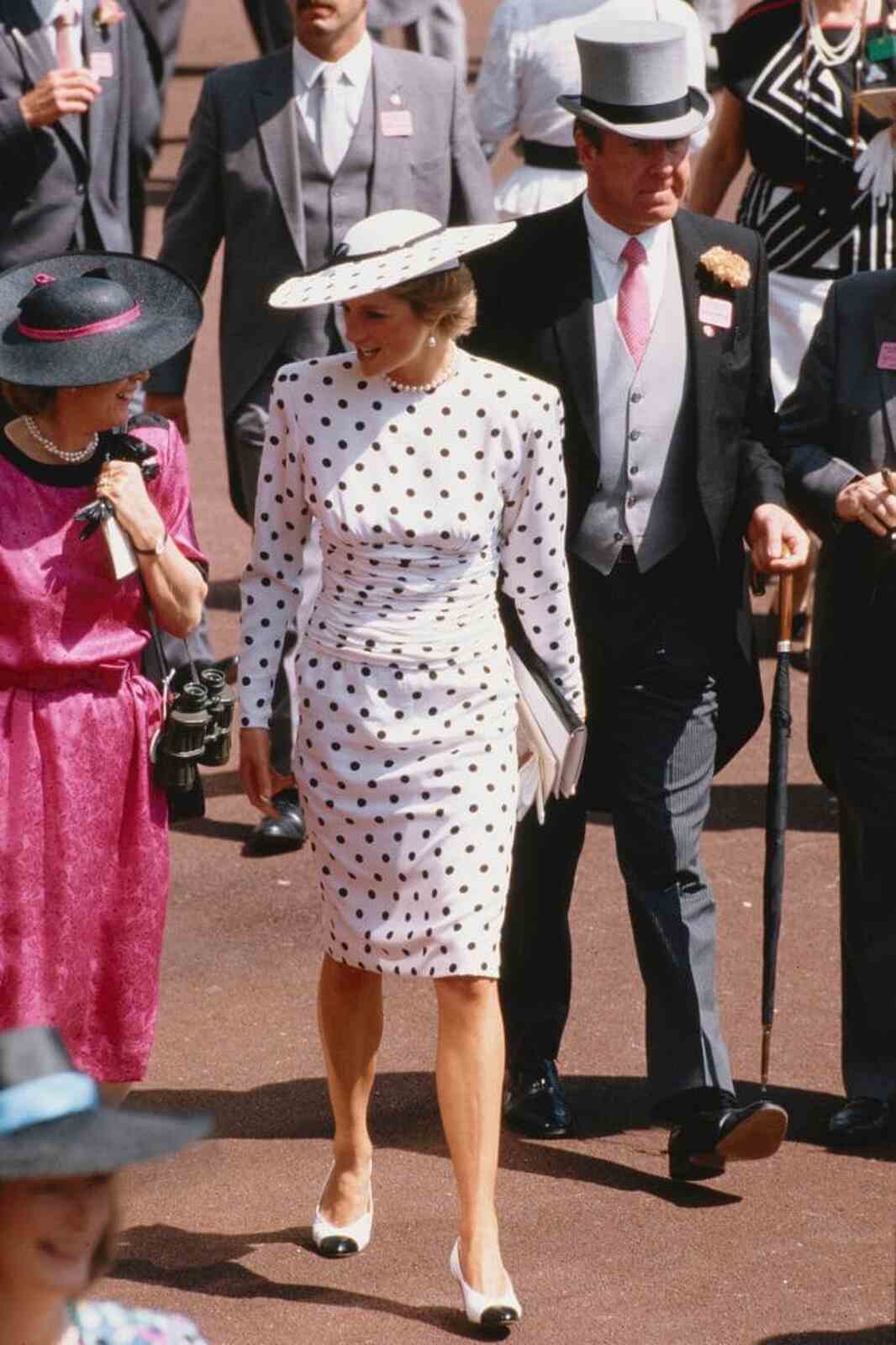 Lady Di con un vestido estampado de lunares