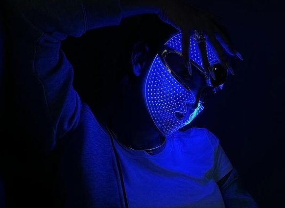 mascarilla led en el avi&oacute;n, Anne Hathaway
