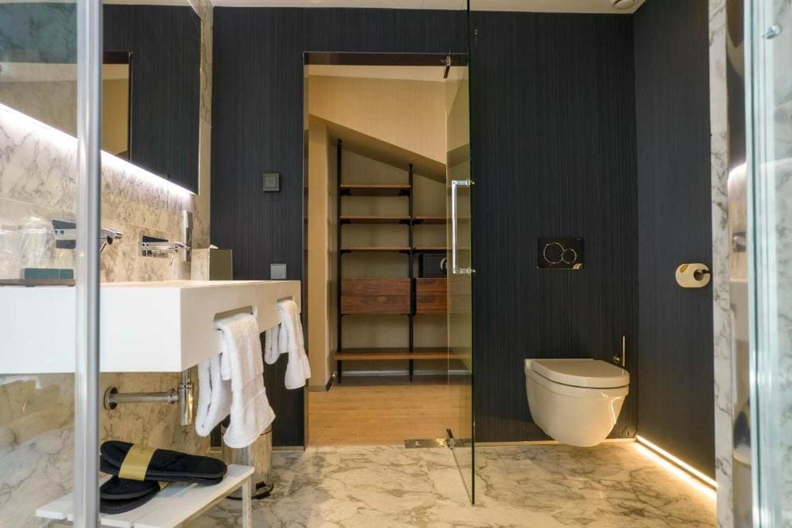 Ba&ntilde;o del hotel de Johnny Depp en Teruel