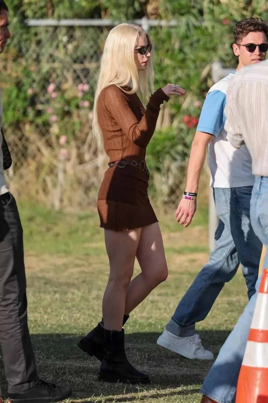 Anya Taylor-Joy con un vestido marr&oacute;n en Coachella