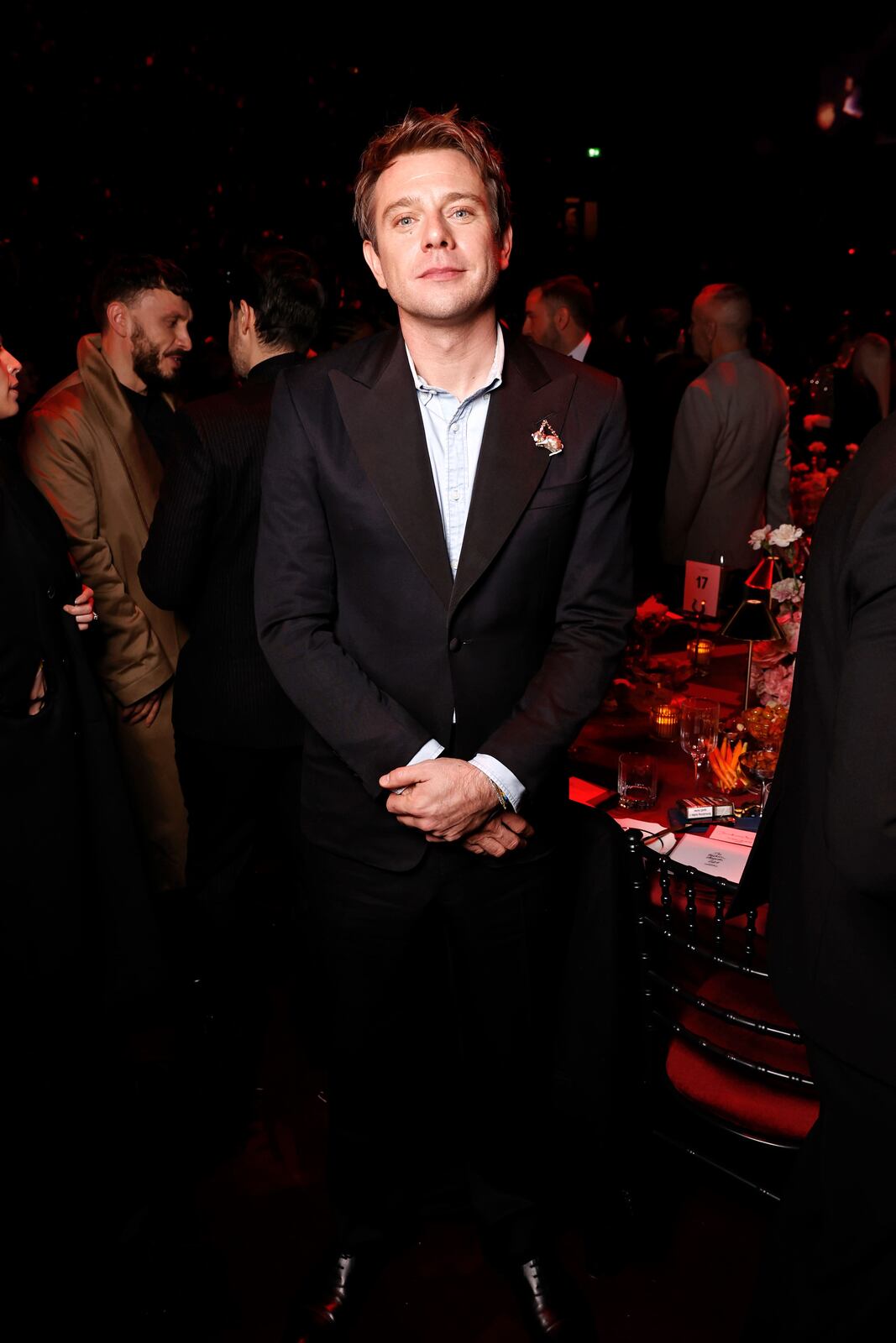 Jonathan Anderson posando