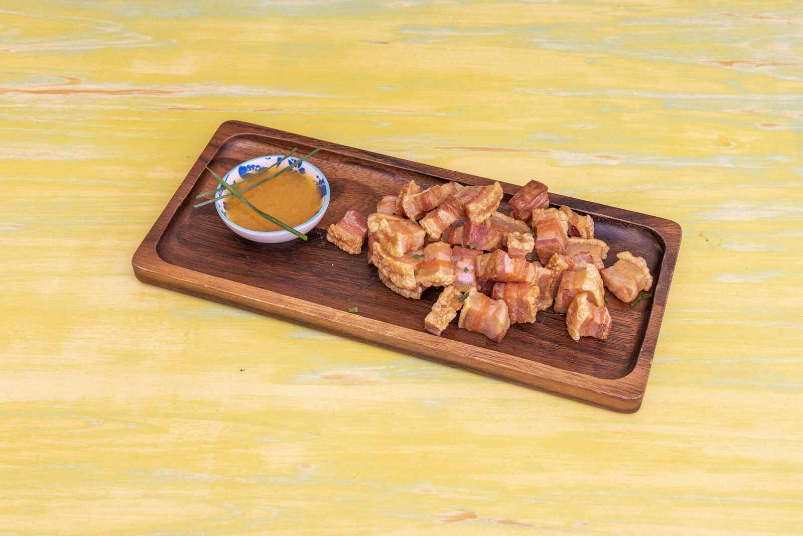 Torreznos en tabla de madera