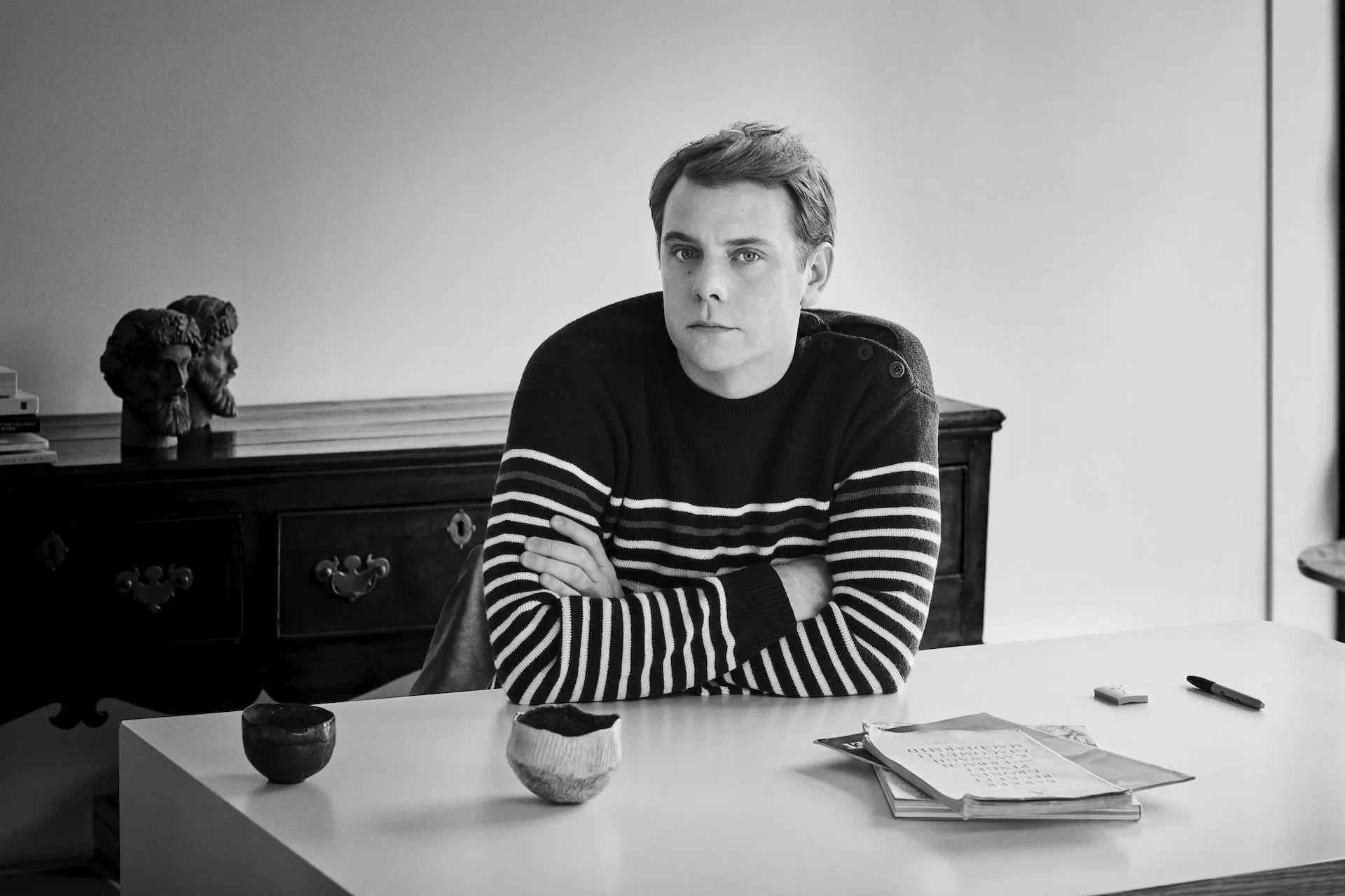 Jonathan Anderson en blanco y negro