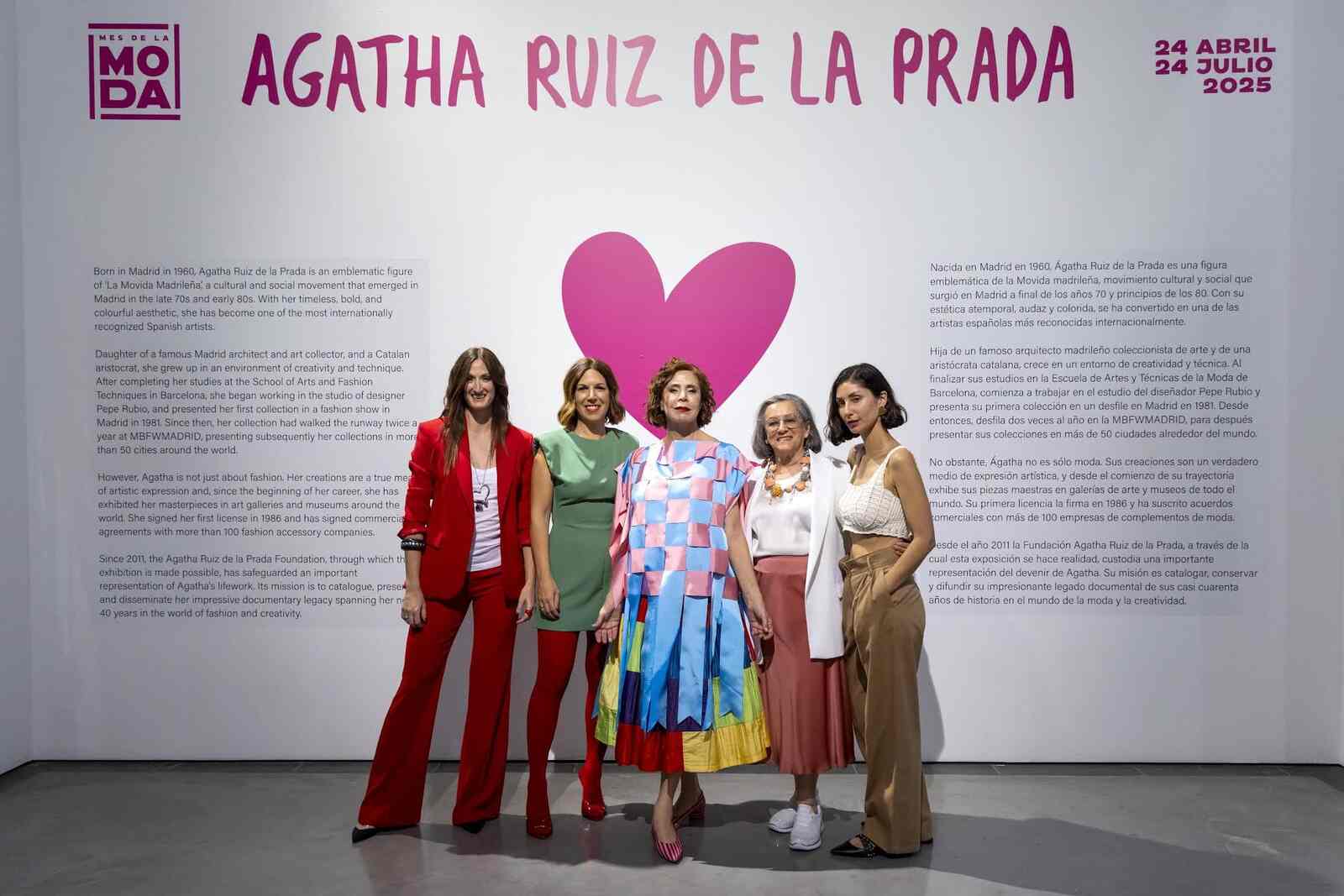 Agatha Ruiz de la Prada posando