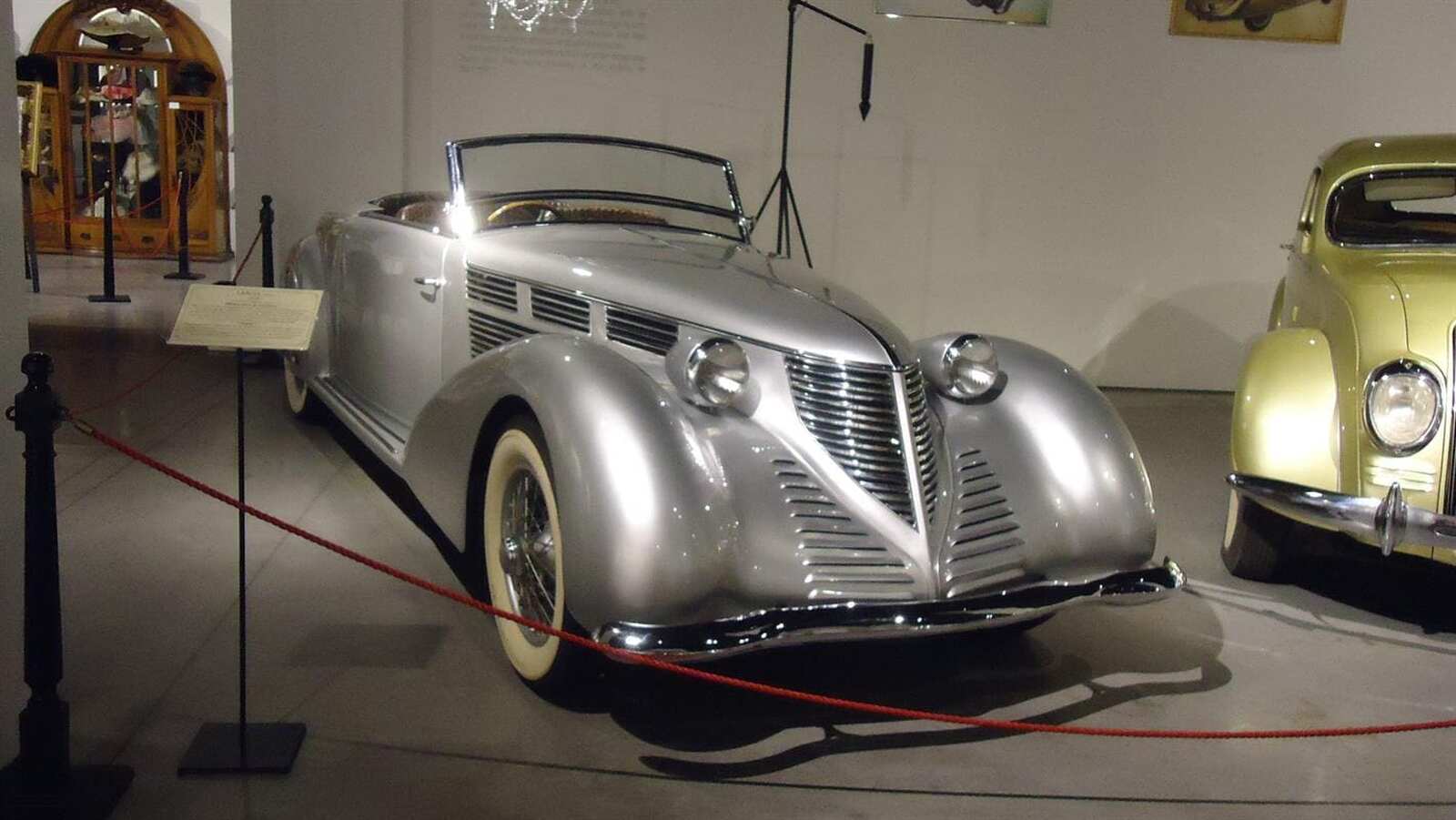 Coche del museo del automovil y la moda de Málaga