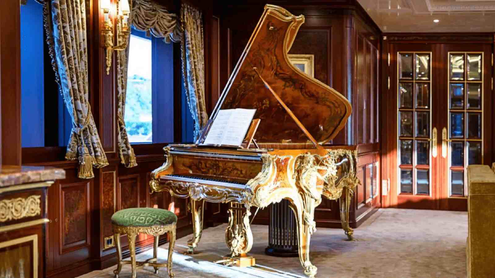 Piano de Napole&oacute;n en el megayate Black Pearl