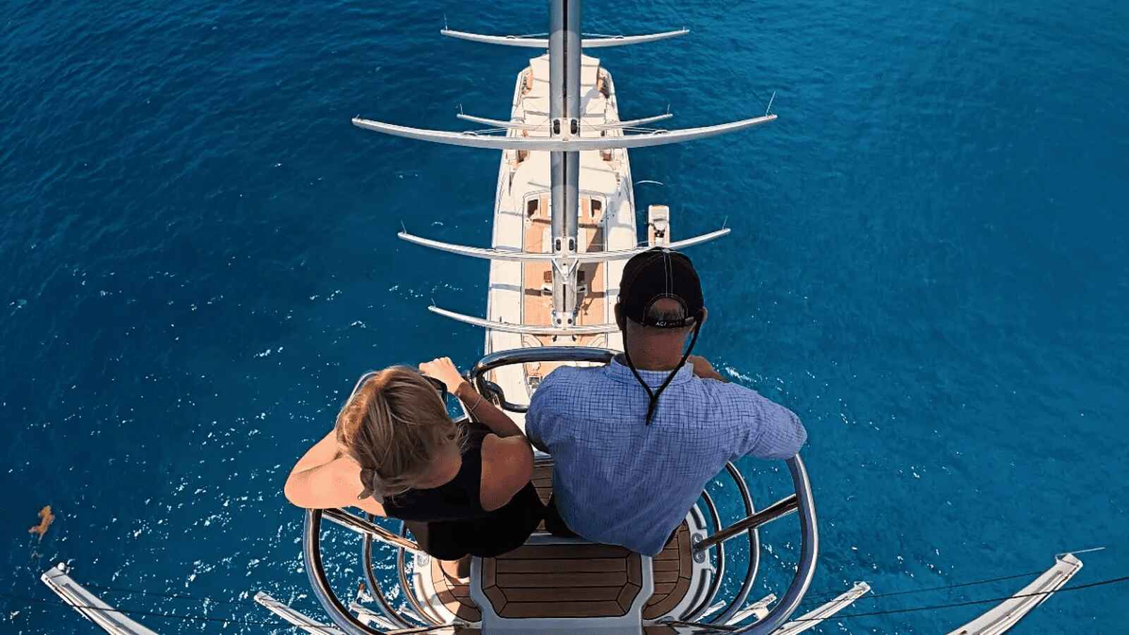 Foto de pasajeros sobre el mar