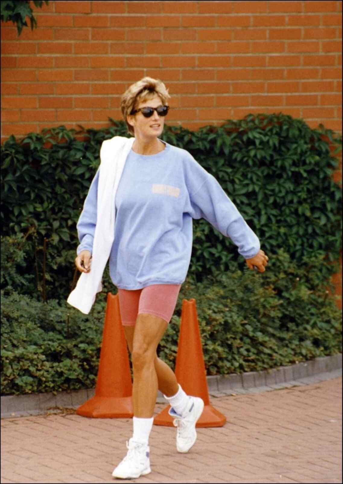 Lady Di con zapatillas blancas
