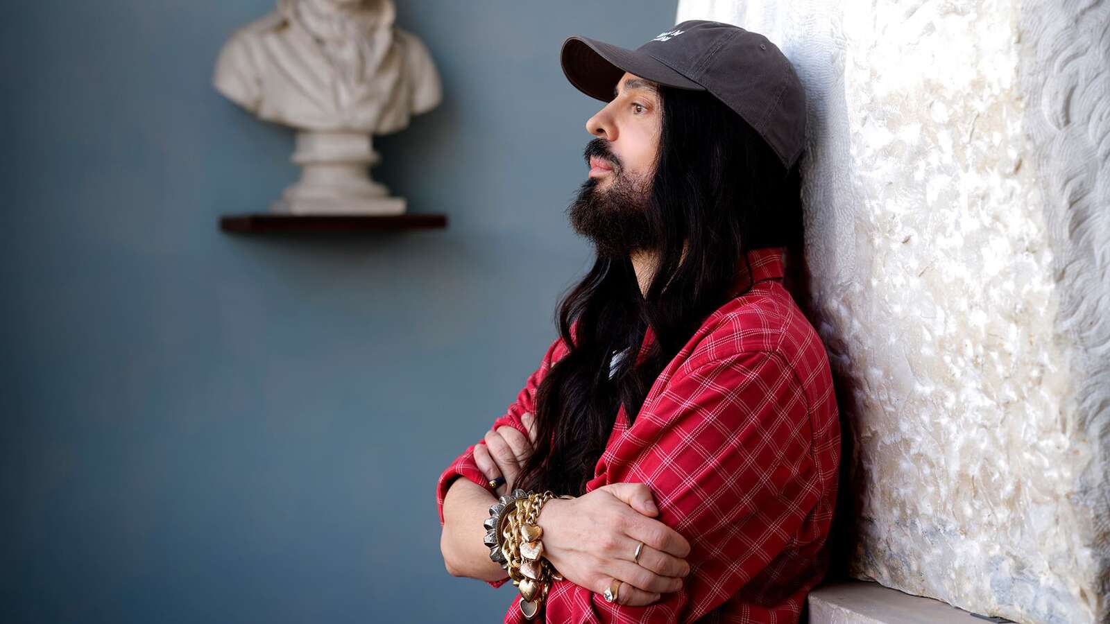 Alessandro Michele posando como diseñador de moda