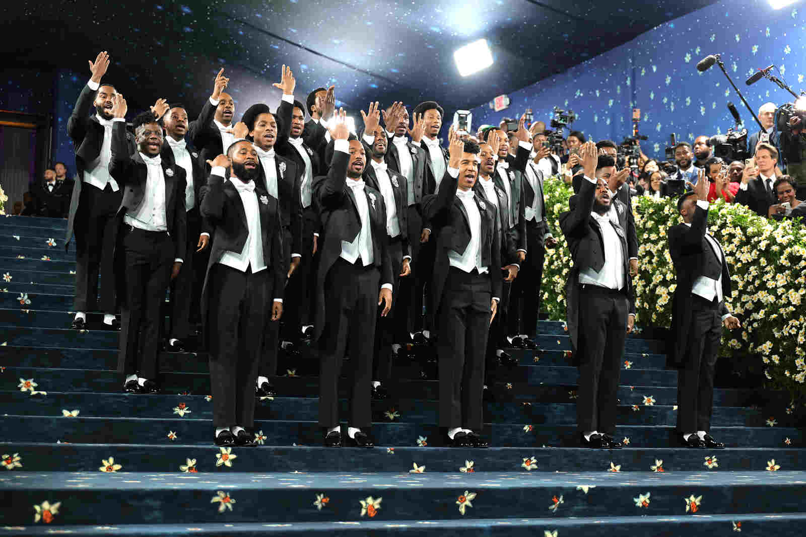 Grupo de gospel cantando en la MET Gala