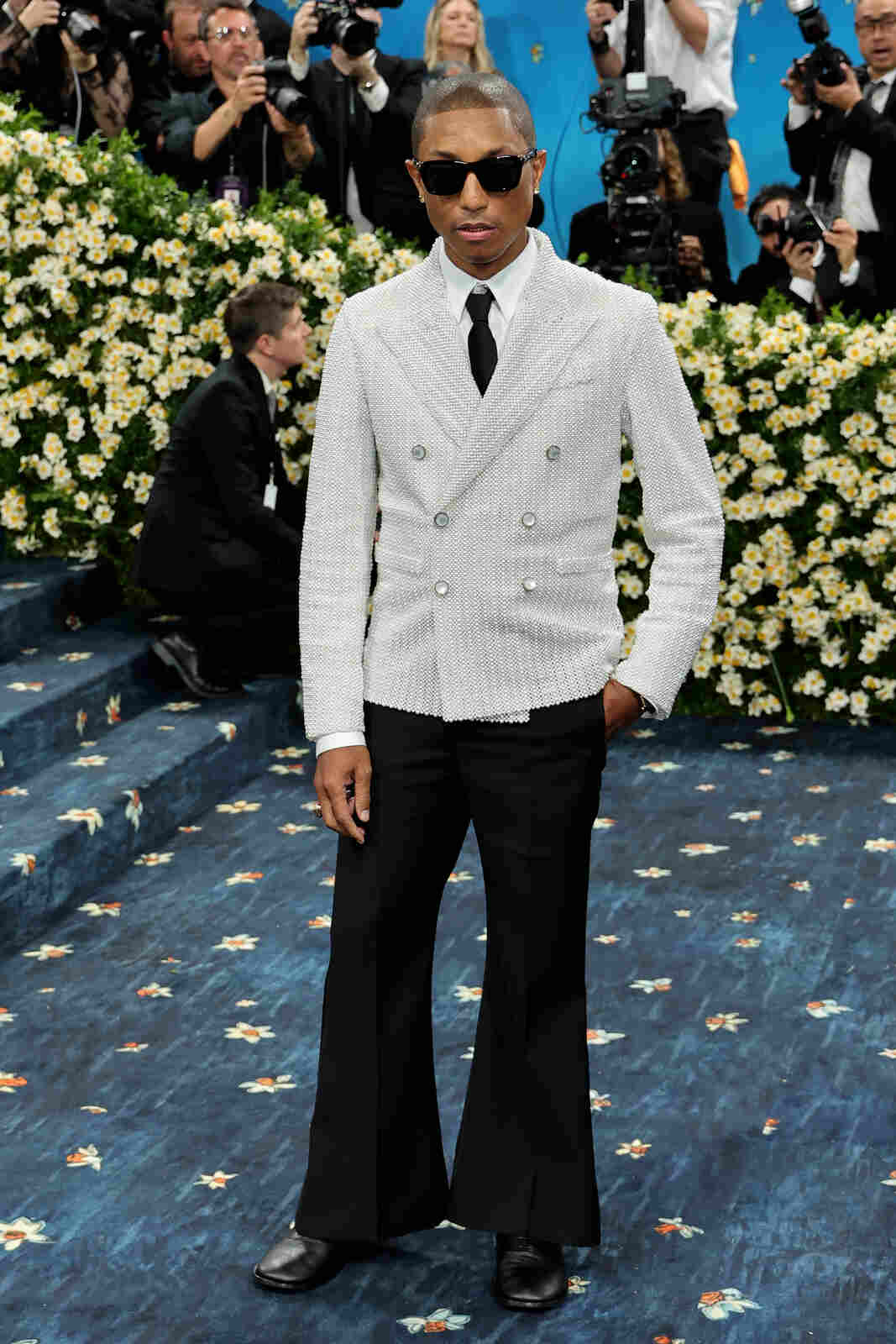 Pharrell Williams posando en la MET Gala