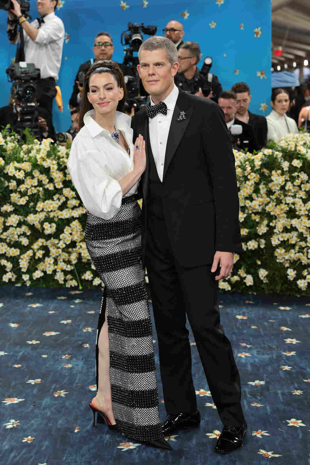 Wes Gordon con Anne Hathaway en la MET Gala 2025