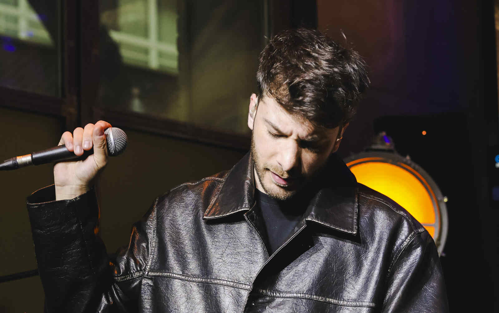Blas Cant&oacute; con un micr&oacute;fono
