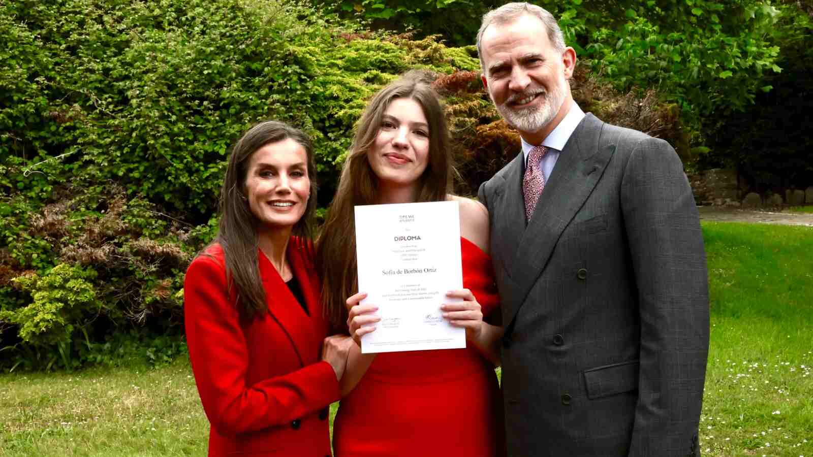 Los Reyes de Espa&ntilde;a con la infanta Sof&iacute;a y su diploma