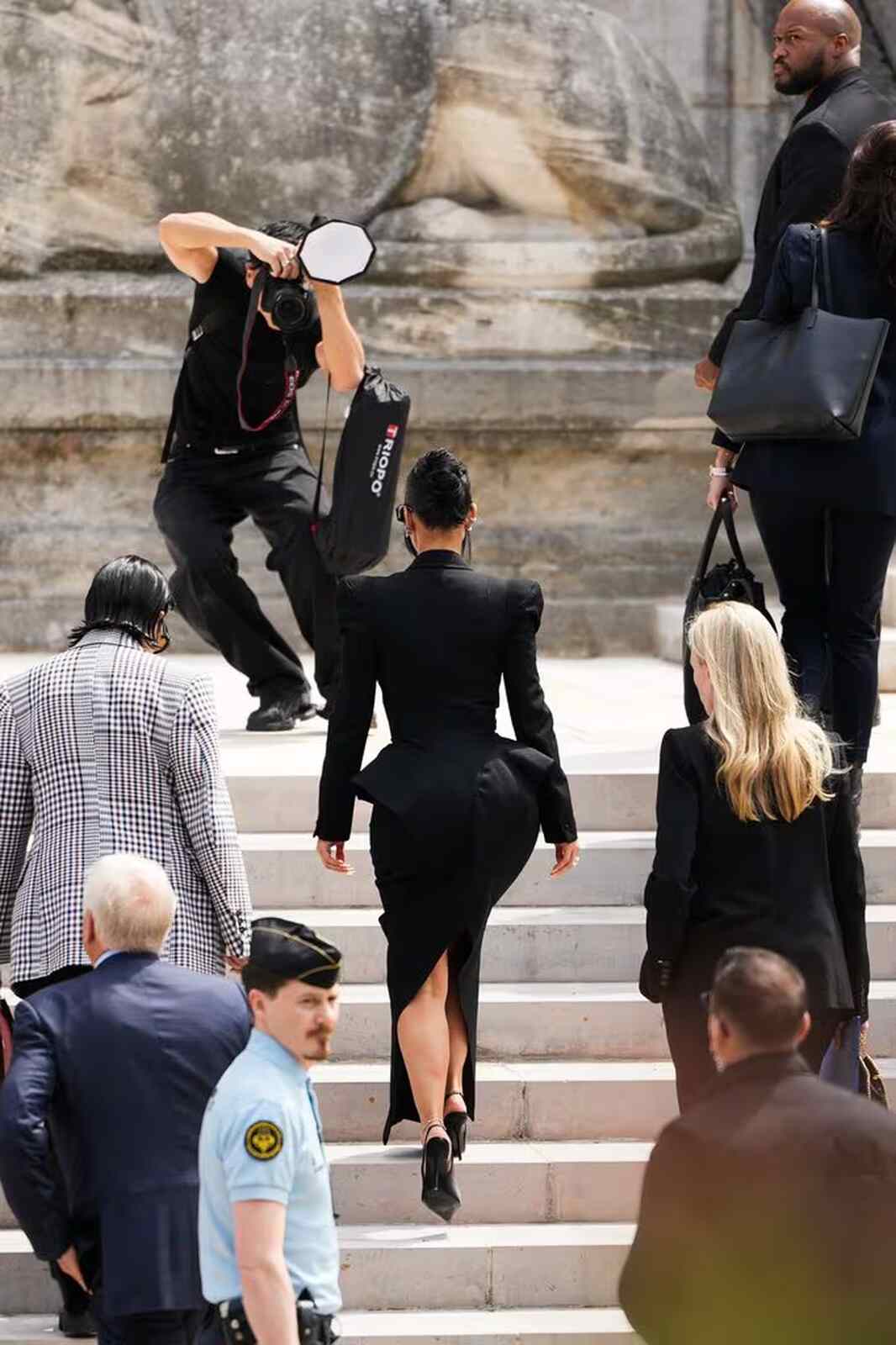 Vestido negro con p&eacute;plum de John Galliano
