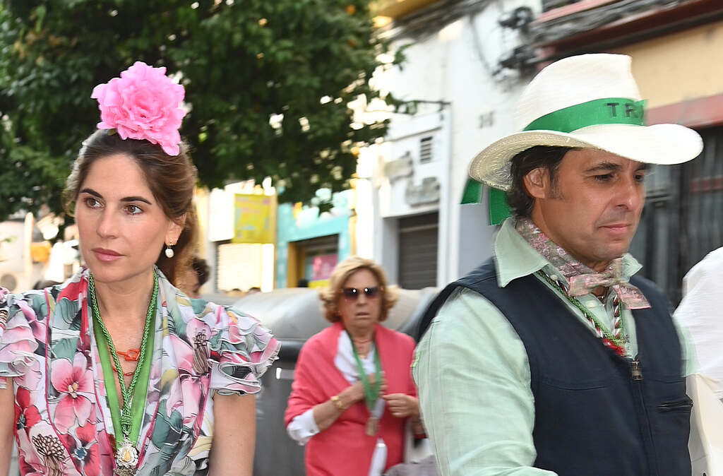Lourdes Montes y Fran Rivera con la Hermandad de Triana en el camino de El Roc&iacute;o