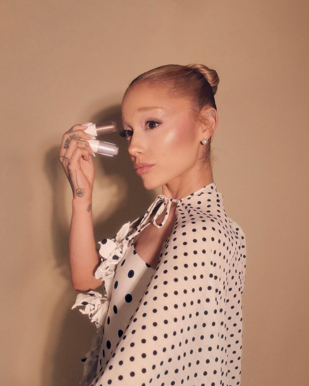 firma de maquillaje ariana Grande, cosm&eacute;tica