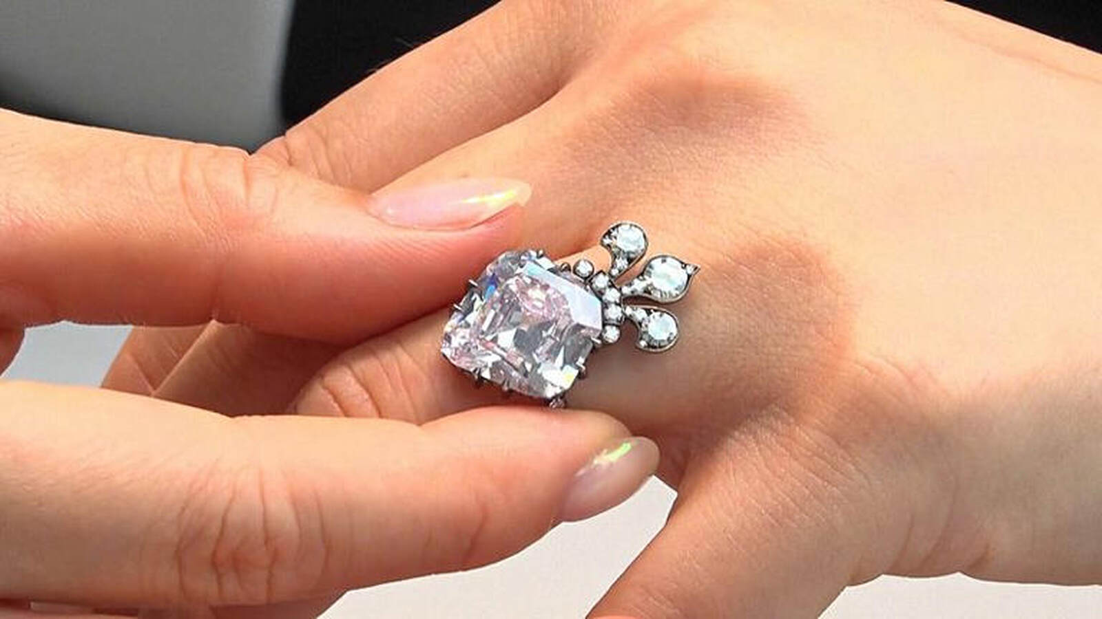 Anillo con diamante rosa de la subasta de Mar&iacute;a Antonieta