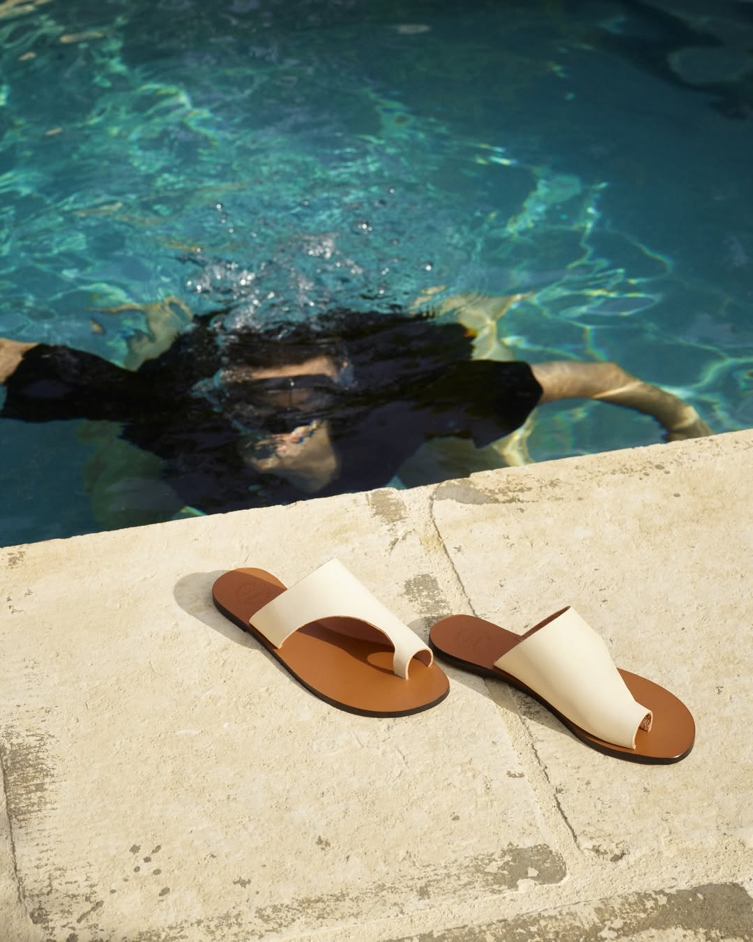 sandalias planas de cuero