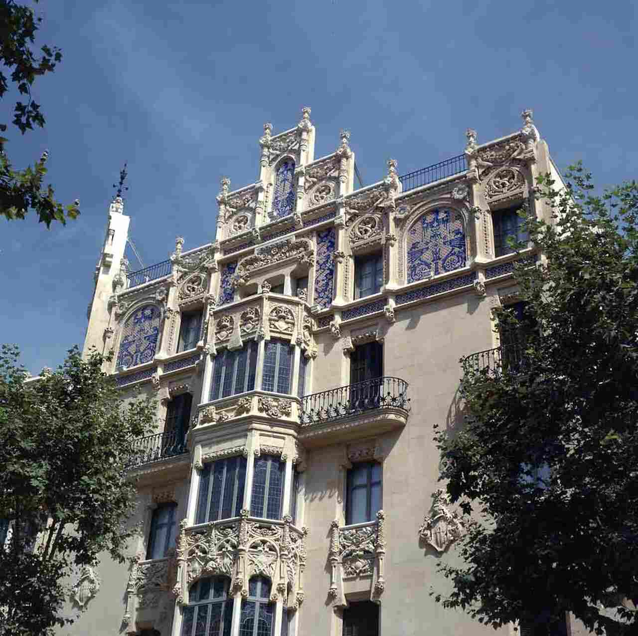 edificio modernista gaud&iacute;