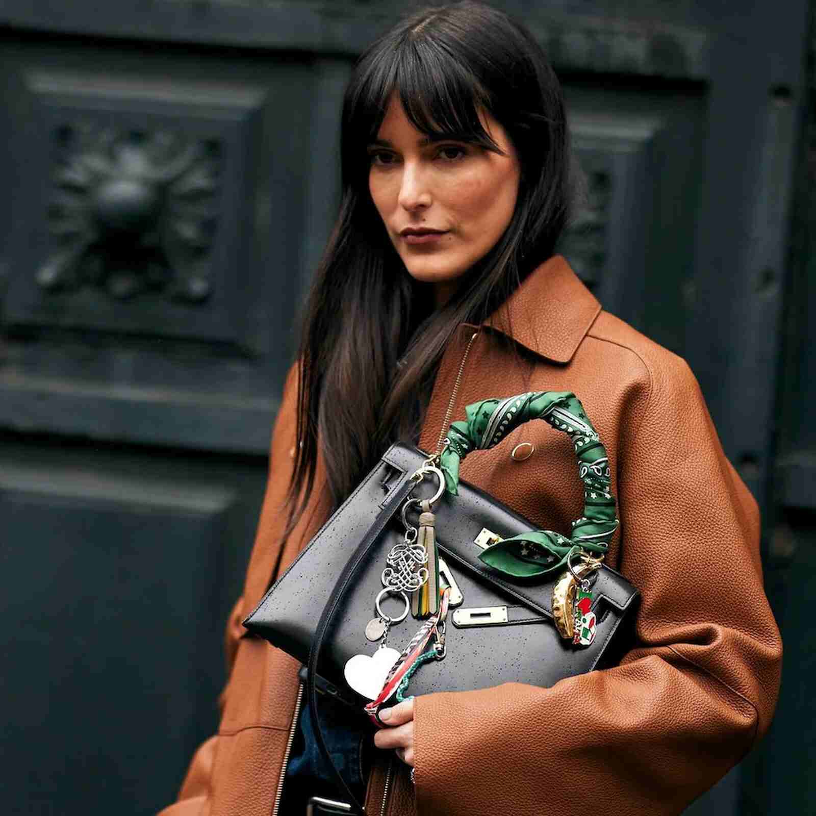 Mujer con un Kelly de Herm&egrave;s y charms