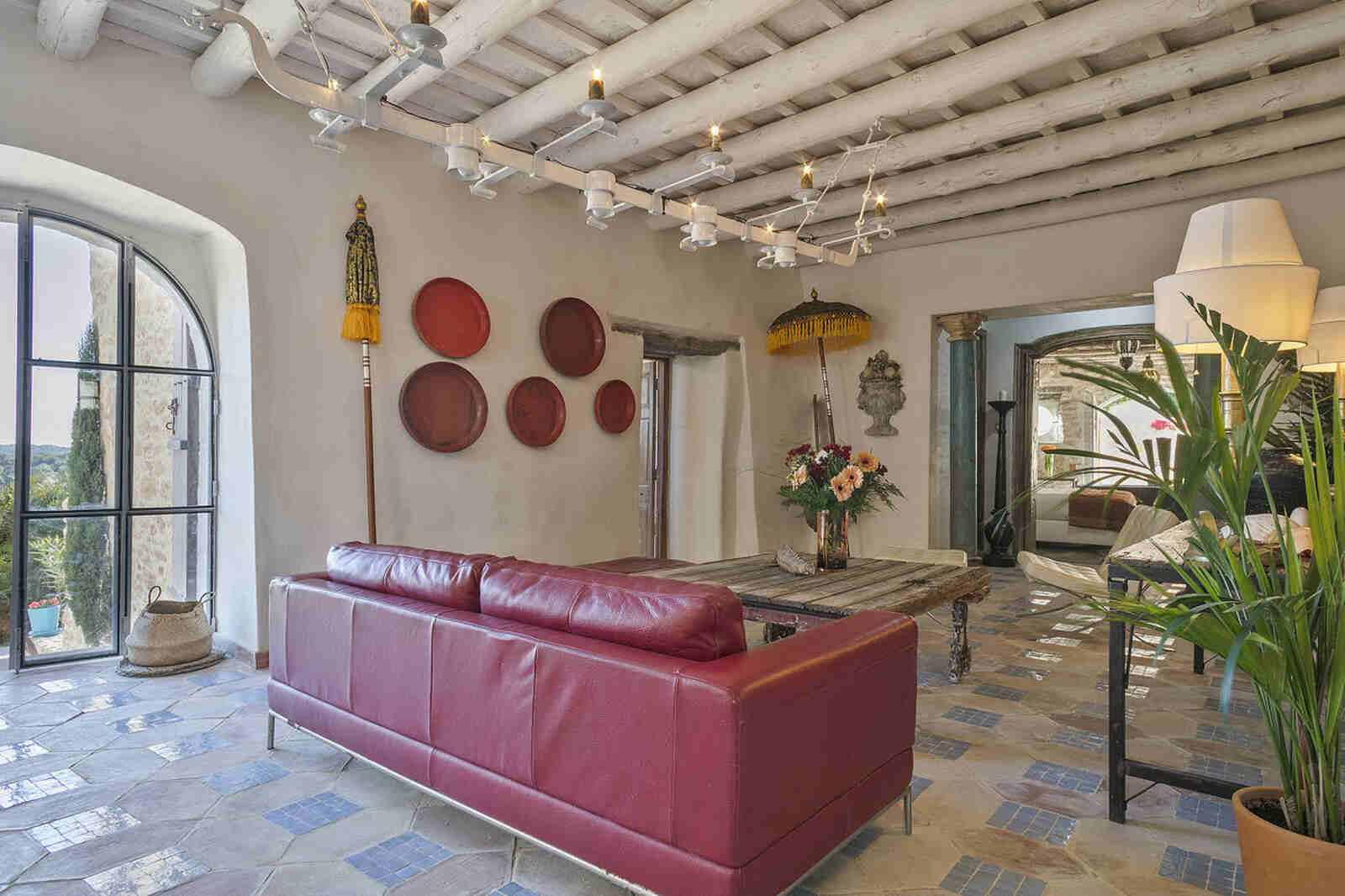Sal&oacute;n interior de la villa de Sitges