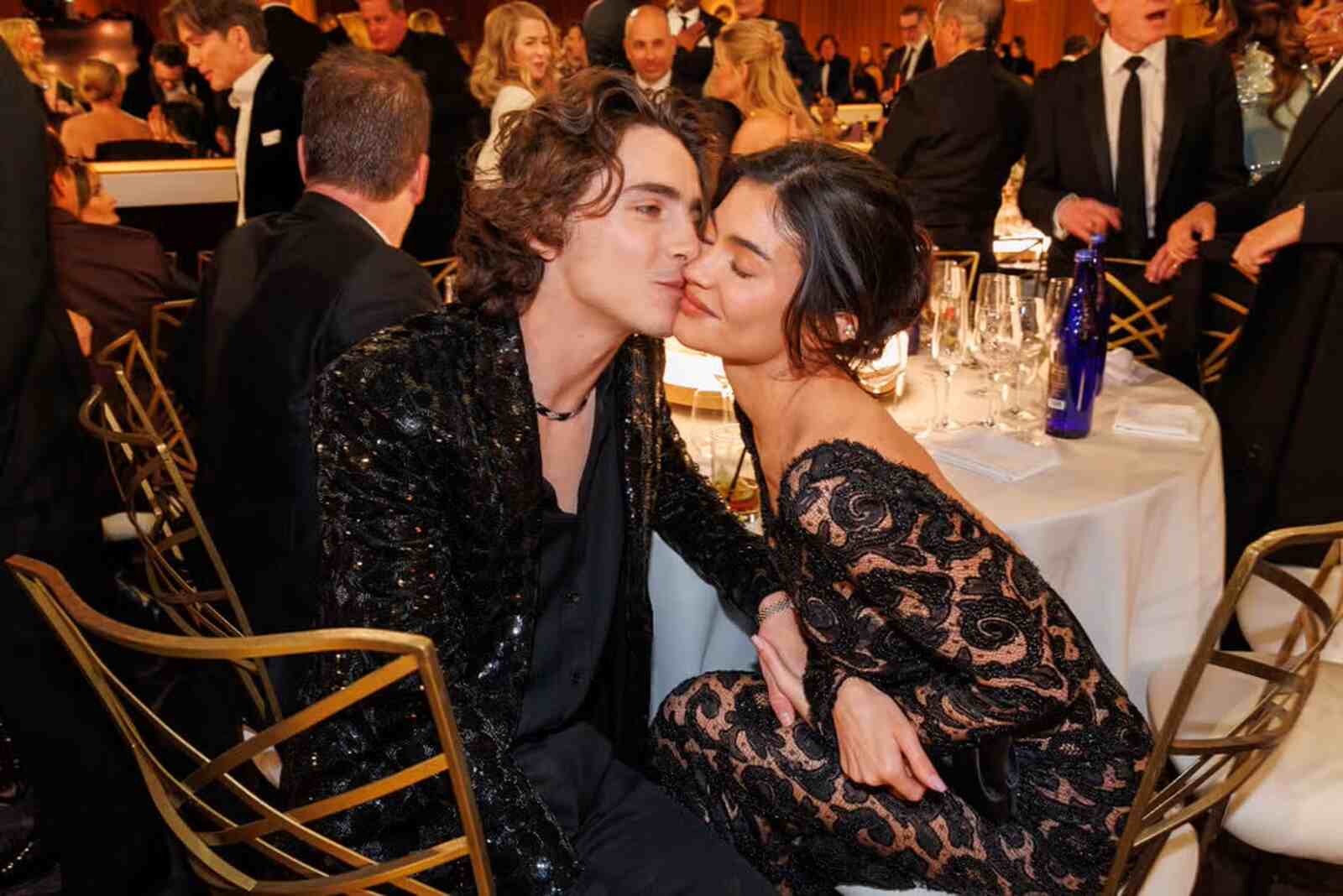 Timoth&eacute;e Chalamet besando a Kylie Jenner