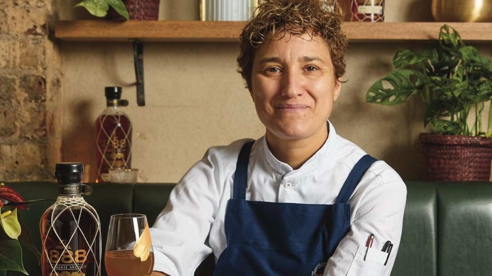Nieves Barrag&aacute;n posando con un delantal