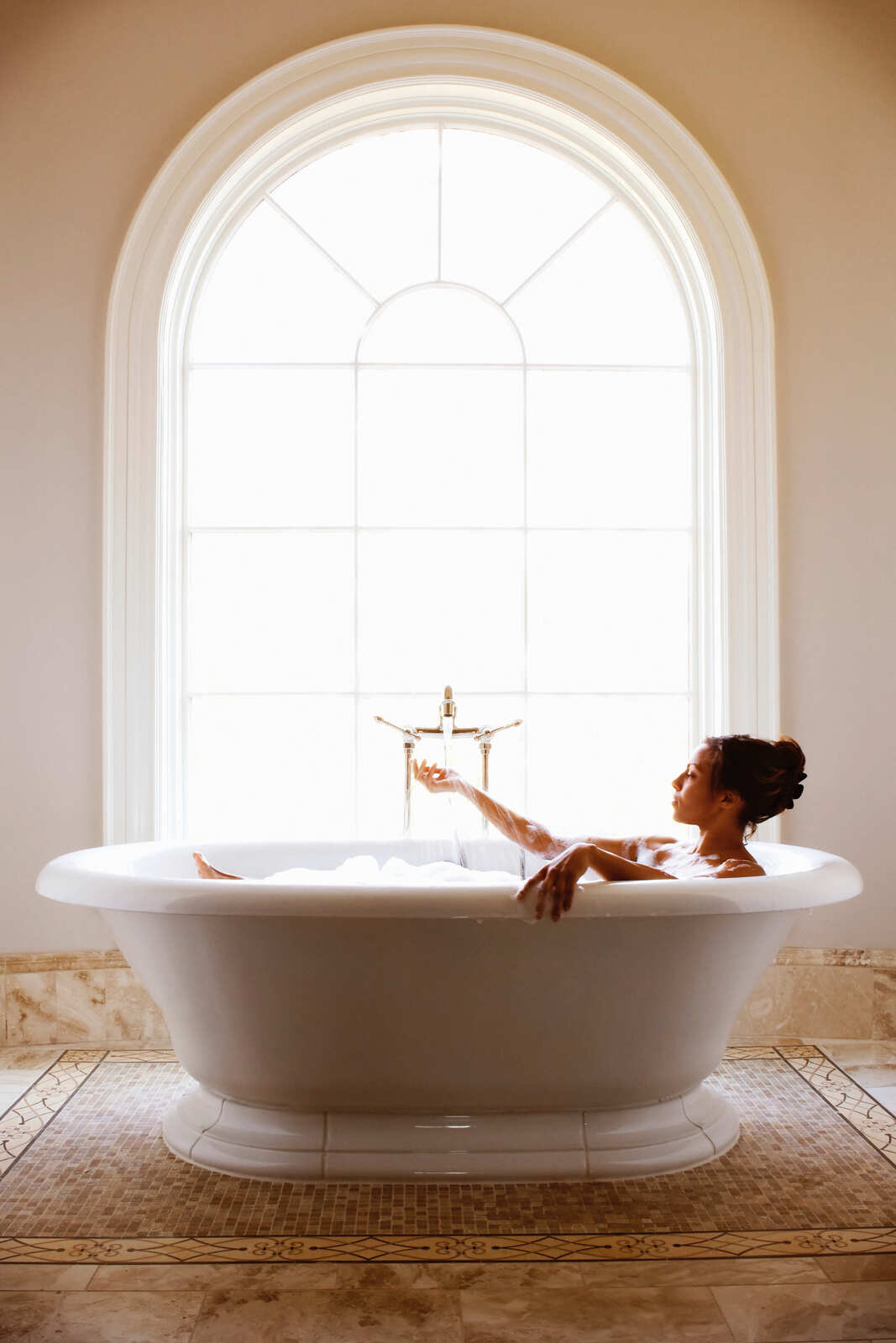 Mujer d&aacute;ndose un ba&ntilde;o