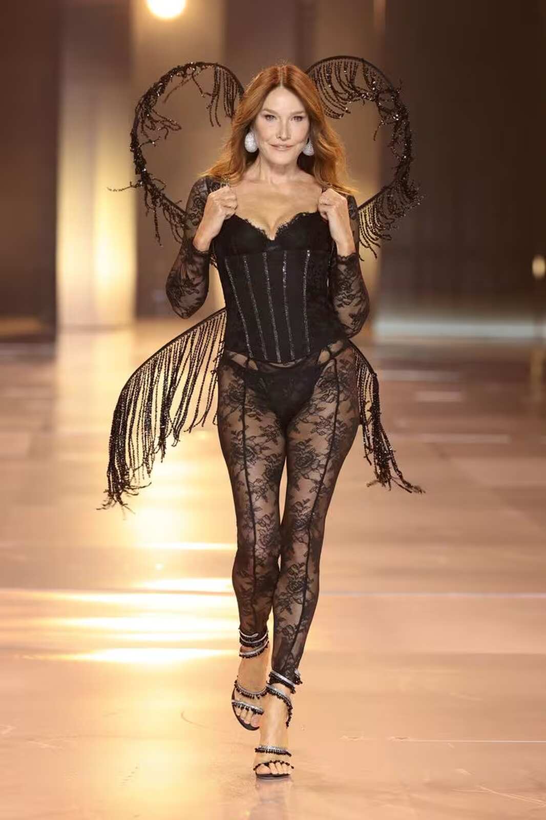 Carla Bruno desfilando para Victoria&acute;s Secret